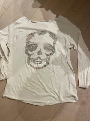 Zadig & Voltaire tröja  - En jätte cool Zadig & Voltaire tröja med en dödskalle på ryggen! 99% av alla rhinestones sitter kvar och tröjan är i väldigt bra skick!