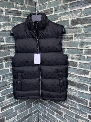 Louis vuitton väst svart - Säljer en svart dunväst från Louis Vuitton med diskret monogrammönster över hela västen. Västen har hög krage, dragkedja framtill och två fickor med knappdetaljer. Perfekt för lager på lager och streetstyle.