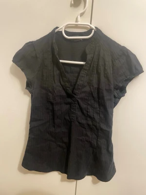 Snygg skjorta - Super fin topp/skjorta  Har inte knappar Skriv om du har några funderingar 🫶🏼🫶🏼