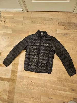 Emporio Armani jacka -  Armani-jacka i mycket fint skick. Stilren och modern modell, perfekt för både vardag och finare tillfällen.