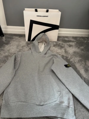Stone Island hoodie - En vanlig Hoodie från Stone Island, köpt på NK i Göteborg, vill du ha fler bilder eller frågor kom privat. Kvitto finns. 