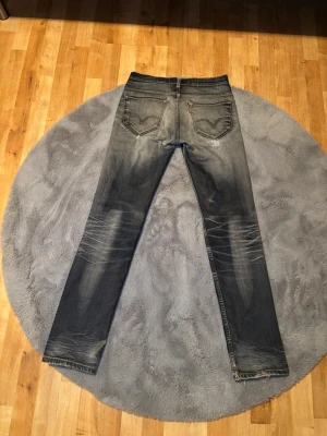 Levis 519 med asfet wash - | Jag säljer nu ett par asfeta Levis jeans med en riktigt fet fade | De är i bra skick | De är i storlek 30/34 med en bra passform | Skriv till mig för fler frågor och bilder!