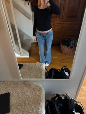 Lågmidjade Bootcut Levi’s Jeans  - Ett par ljusblåa bootcut levi’s jeans som jag köpte från Nelly! Modellen heter Noughties Bootcut och är i storlek W29 L32. De är använda men inte alls så mycket så de är i bra skick, är endast lite slitna längst ner där bak, se bild 3. Köpte dem för ca 1000 kr men säljer för 400!