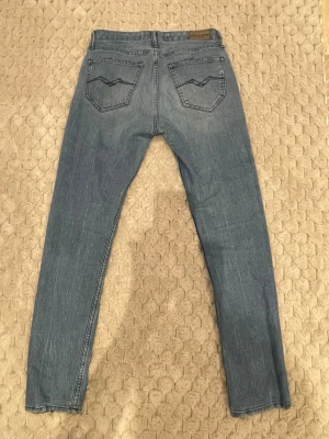Blåa replay jeans - Bra för dig som vill vara extra stilig nu i vinter!