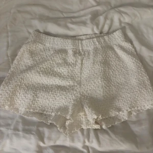 Vita snygga shorts - Säljer ett par vita shorts med elastisk midja och mjukt mysigt tyg. Perfekta till sommaren och passar bra till det mesta💓