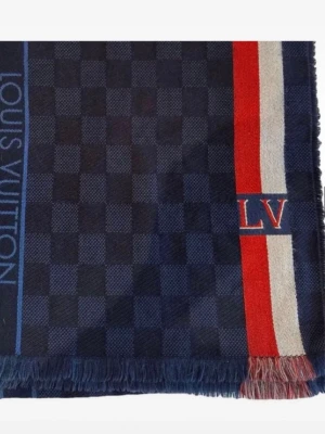 Louis Vuitton väst halsduk - Snygg blå väst från Louis Vuitton med klassiskt rutigt mönster och detaljer i rött och vitt längs kanten. Västen har fransad nederkant och tydlig logga på sidan. Perfekt för dig som vill sticka ut med exklusiv design.