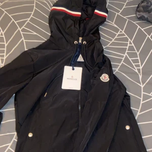 Moncler windbreaker - Moncler jacka som håller dig stilren och bra mot vind/regn. Märket scannar och allt om ni vill ha fler bilder är det bara att höra av sig. Den är helt ny och säljer den för ett underbart pris. Pris ej hugget i sten