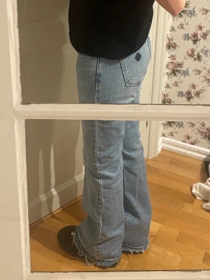 Ljusblå bootcut jeans Abrand - Köpte på Sellpy! Säljer ett par ljusblå jeans från Abrand med bootcut-modell och råa, fransiga benslut. Jeansen har klassisk femficksdesign, låg midja och är tillverkade i jeansmaterial. Köp gärna snabbt innan jag returnerar dom! (vill helst ej returnera pga fraktpris)