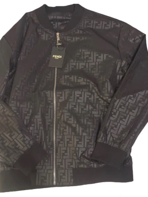 Fendi windbreaker - Säljer just nu denna tvär feta Fendi windbreaker. Helt oanvänd med tags kvar. Storlek L. Vid frågor är det bara att skriva!!!✍️ pris ej hugget i sten!!