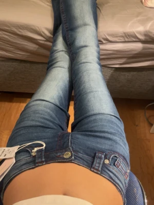 Blå bootcut jeans - blå lågmidjade jeans från Gina Young 