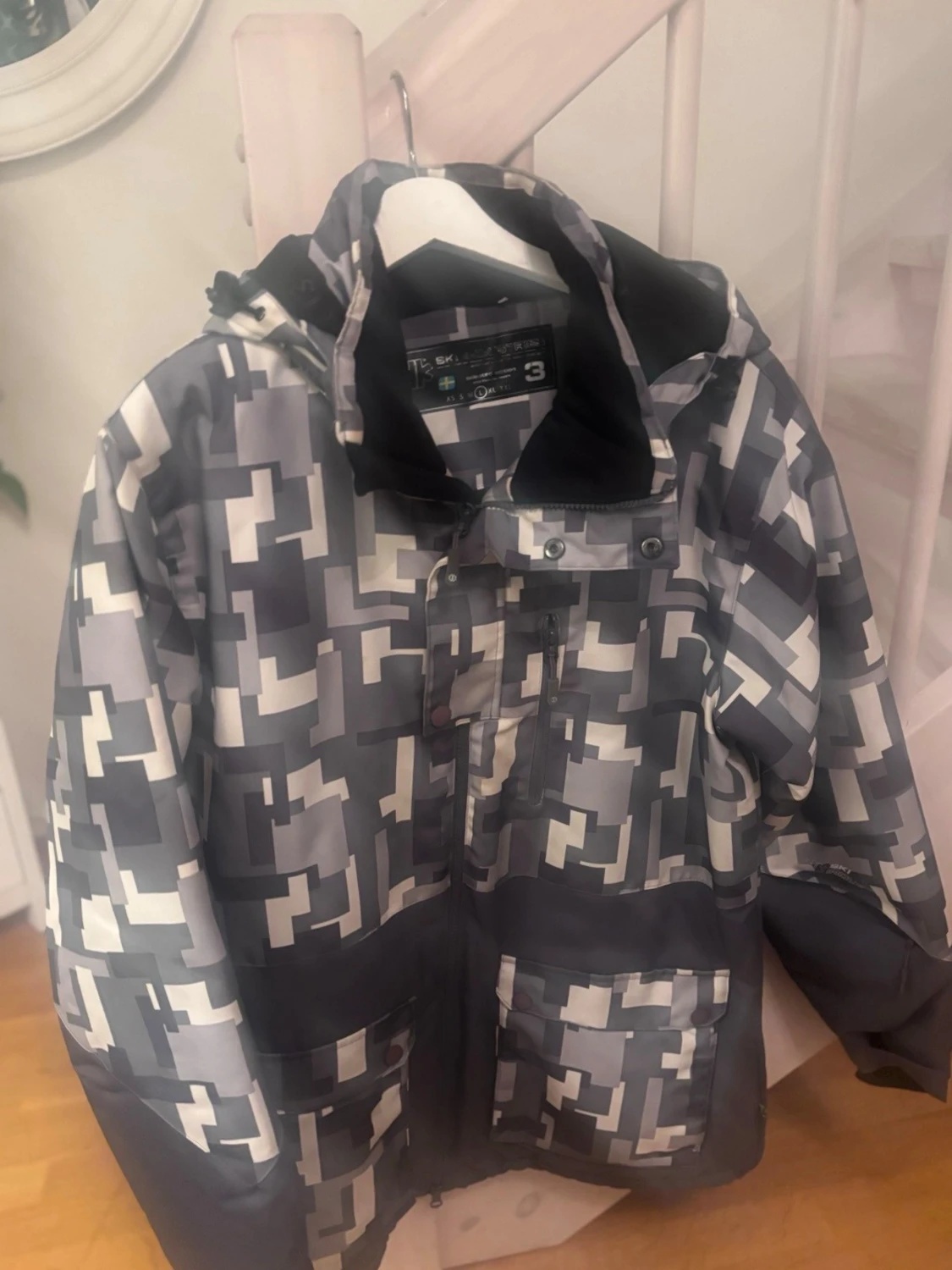 Grå mönstrad vindjacka med huva - 1
