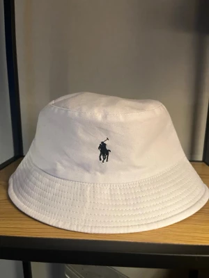 Raulph lauren bucket hat  - Säljer min Ralph lauren bucket hat som jag inte använder, perfekt för sommaren  