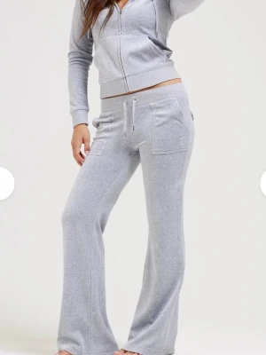 Juicy couture sett - Säljer detta snygga och sköna Juicy couture sett. Köpt på Nelly och NK. Byxorna har snygga fickor och är i storlek XXS, hoddien är i storlek XS 