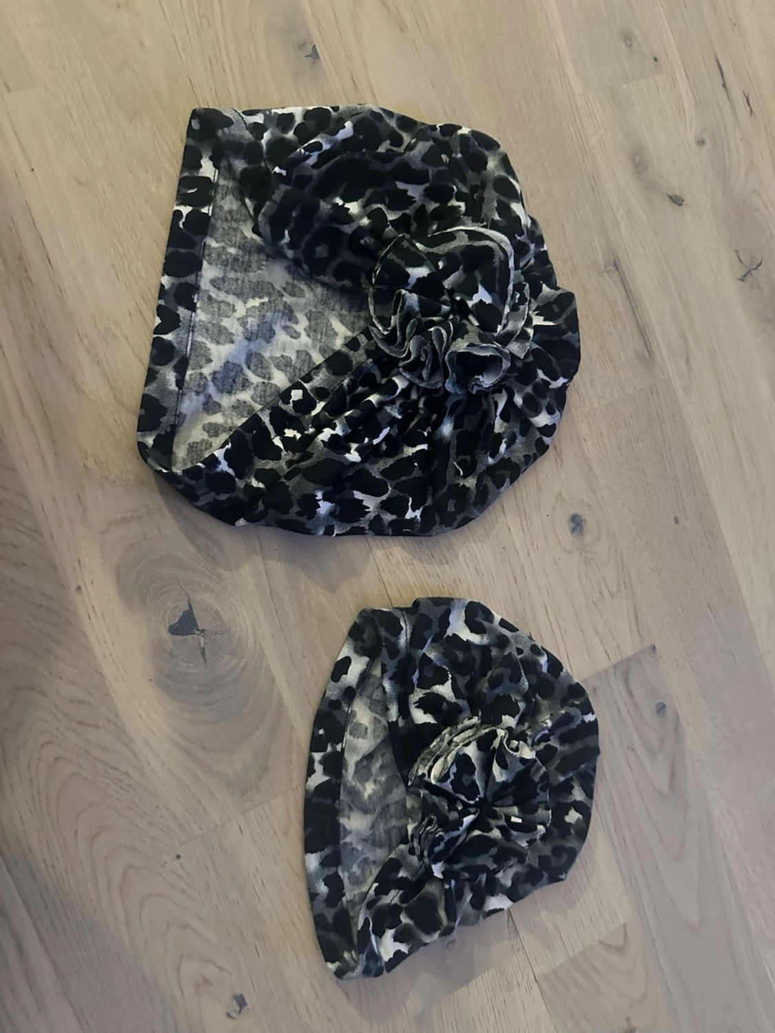 Leopardmönstrad väst i stretch Matchande Huvudbonader i Leopardmönster - Set om 2 - 2