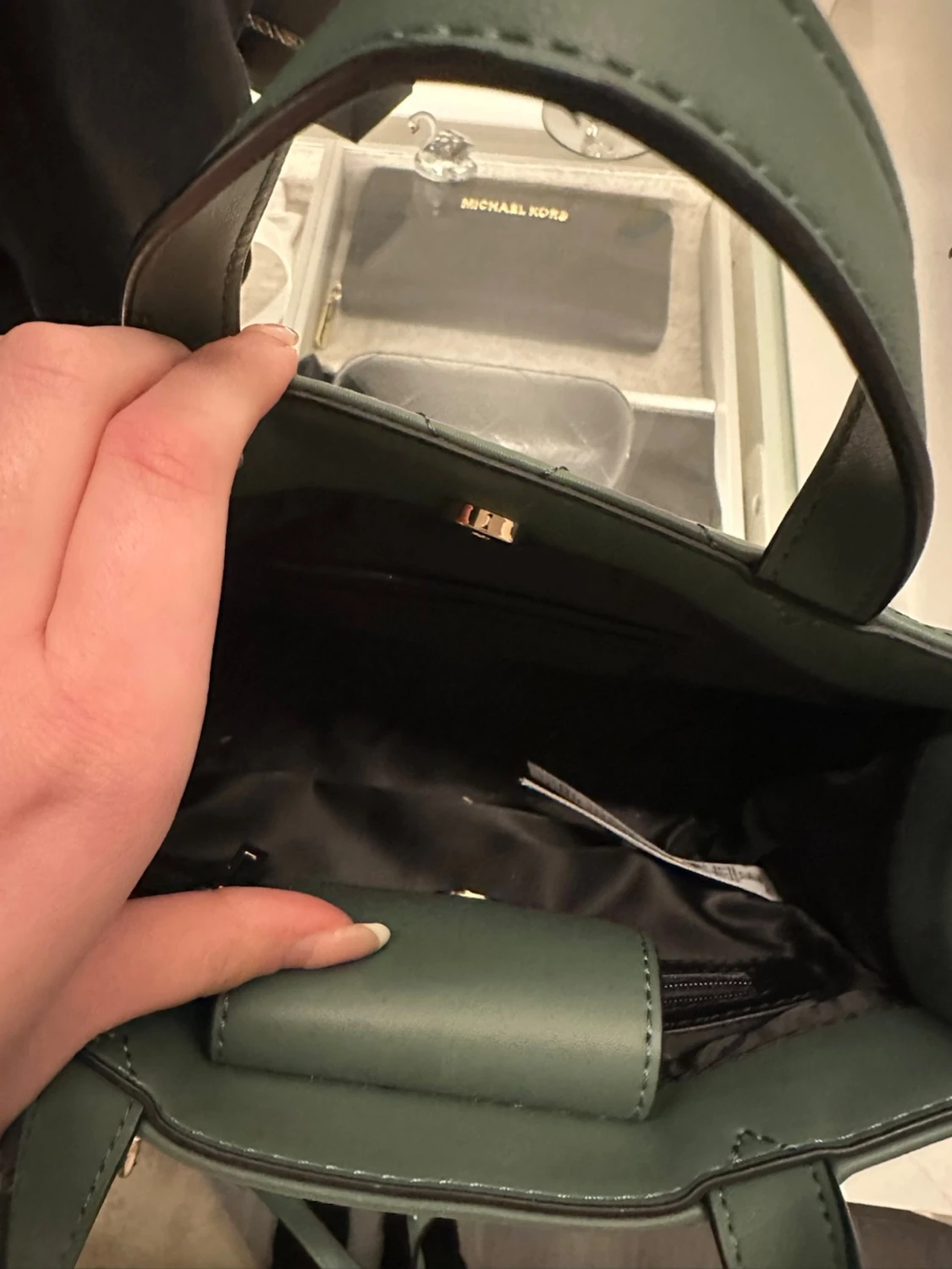 Grön quiltad handväska från Guess - 3