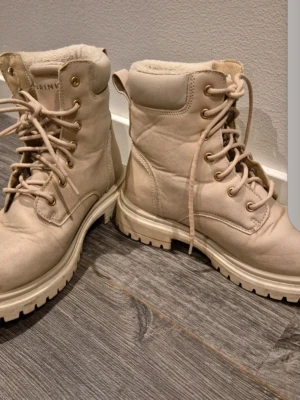 Beige boots från Race Marine, strl 36 - Snygga beige boots från Race Marine i storlek 36. Skorna har grov sula, snörning och är fodrade.