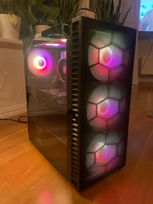 Stationär gamingdator med RGB-fläktar - Asus stationär dator utrustad med flera RGB-fläktar för kylning och tempererat glas på sidan av chassit. Designen inkluderar frontpanel med tre stora fläktar och ytterligare fläktar inuti för optimal luftflöde.   SPECS   Grafikkort: Gtx 1660  CPU: Amd ryzen 5 3600 Moderkort: Asus prime B450 a k-ll CPU kylare: Amd stock kylare  Nätagregat: 500w  Ssd: 512gb    Jag har haft datorn i 1år och 7 månader och den har fungerat riktigt bra för mig som speldator. Säljer pga uppgradering.   Datorn kommer äv