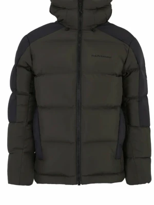 Peak Performance grön pufferjacka - Säljer en grön pufferjacka från Peak Performance med svarta detaljer på axlar och sidor.Haft den på mig i mindre än en timme, den är något mindre i storlek. Jackan har huva, dragkedja framtill och diskret logga på bröstet. Perfekt för kalla dagar och riktigt skön att bära. Klassisk boxig passform och stilren look. Kostade 3400 vid inköpt. Inget kvitto därv priset