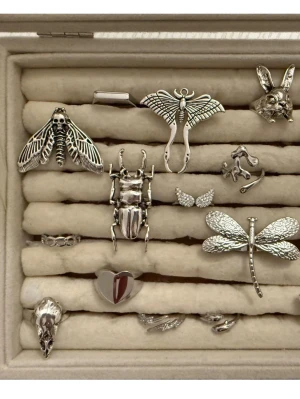 Alla som köper minst 2 ringar får en slumpmässigt ring på köpet  - Justerbar- Begränsad antal köp - Erbjudanden gäller endast en gång - priset varierar mellan 89-139kr