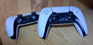 PlayStation 5 DualSense Wireless Controller 2st  - Två original Sony DualSense trådlösa handkontroller för PlayStation 5. Båda i vitt och svart, fullt fungerande. Perfekt för multiplayer och extra spelglädje till din PS5.
