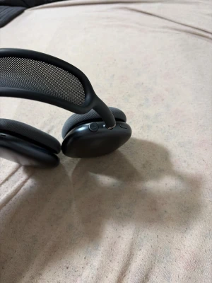 AirPods Max - Snygga svarta Apple AirPods Max i mycket gott skick. Inga synliga repor eller skador, öronkuddarna ser fräscha ut och originalfodralet medföljer. Trådlösa over-ear hörlurar med aktiv brusreducering och hög ljudkvalitet – perfekt för musik och samtal.