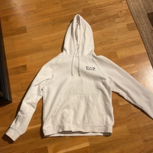 Vit EA7 hoodie med tryck - Köpte den förra julen för ca 1200. Vill bli av med fort så pris kan diskuteras. Tar emot Swish, kontant mm.
