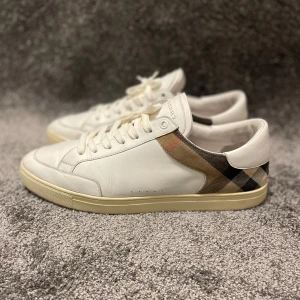 Burberry Skor - ‼️VI TAR EJ BYTEN‼️Burberry  Skor | Skick: 8/10 | Storlek 46 EU | Fraktar inom 24H efter köp på köparens bekostnad 📦💨 | Hör av dig vid minsta fråga eller fundering 💭