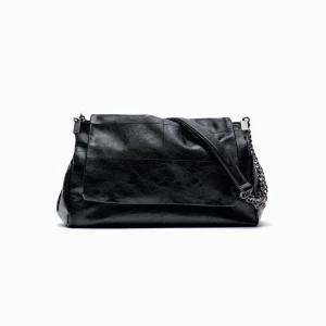 Väska zara  - Säljer den här så snygga väskan från Zara ❤️ den är bra skick förutom att knappen har gått sönder.  Nypris är 400kr och jag säljer för 175kr❤️