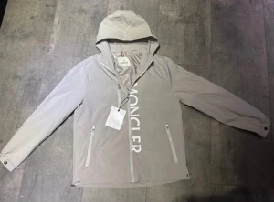 Moncler windbreaker - Denna jacka är splitter ny och passar bra till hösten men även de kyligare vädret, den är vattentät. Storlek M först i kvarn
