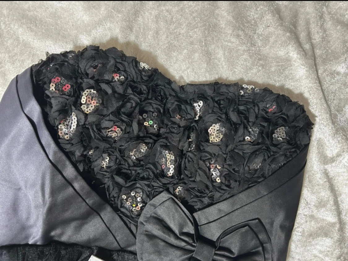 Svart kort festklänning  - 1