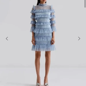 By Malina klänning - Jättefin populär klänning från by Malina. Perfekt för student/sommar tillställningar. Klänningen är använd endast 1 gång och är i absolut nyskick utan några som helst defekter! Original pris 3136.