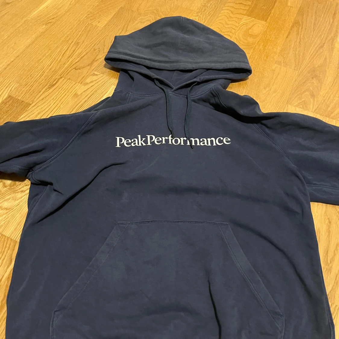 Mörkblå hoodie från Peak Performance - 1