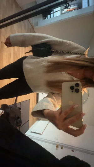 Beige stickad halv zip - Skön stickad beige halv zip. I nyskick! Skriv vid intresse.