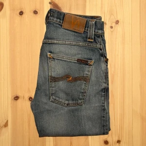 Nudie Jeans Grim Tim - Tja! Säljer dessa riktigt snygga Grim Tims, Jeansen är i mycket bra skick och är i storleken W29/L32. Jeansen har nästan inga slitningar. Pris kan diskuteras. Hör av dig vid funderingar!🙌