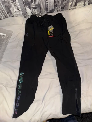 Under Armour Byxor Reflective - Säljer några under Armour byxor som jag ej använt och förpackningen och taggen finns fortfarande kvar.