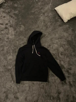 Svart hoodie från Polo Ralph Lauren - Svart hoodie från Polo Ralph Lauren. 9/10 skick kostar 2099kr ny. Priset kan diskuteras.