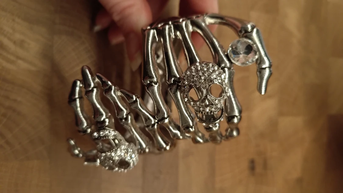 Silverfärgat skelettarmband med döskallar - 2