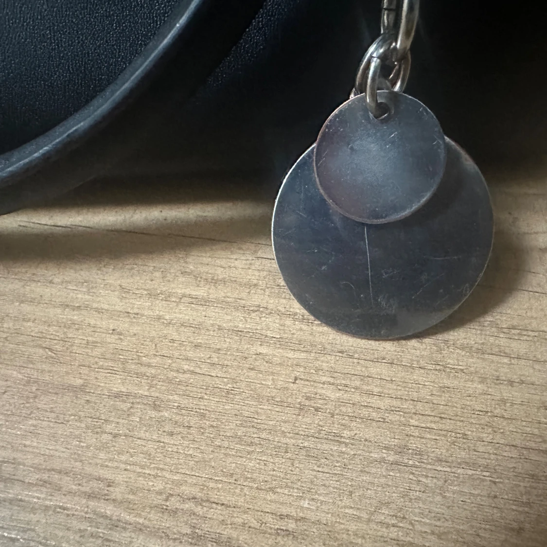 Svart handväska/axelväska från Guess - 4