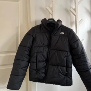 North face jacka  - Den lagom kort och den är väldigt ny. Den är fin att ha på sig. Priset går att diskutera 