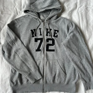 Nike hoodie - Grå stor Nike Nike i storlek XL . Vid köp av flera varor får du rabatt💛