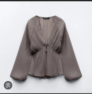 Zara Blus - Snygg blus från Zara som inte kommer till användning, använd ett fåtal gånger så är som i nytt skick😊