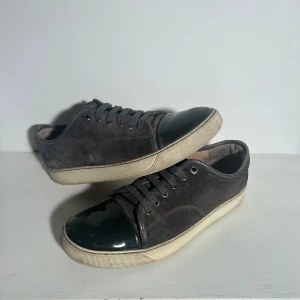 Lanvin captoe sneaker  - Mycket bra skick utom några små skavanker. Innersidan vid hälen är lagad med en läderpatch. Sedan några små märken på glansen. Skriv vid ytterligare frågor eller funderingar🤝