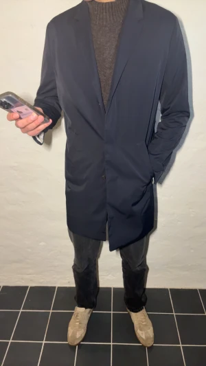 Rock  - Säljer denna sjukt snygga tech-rock från märket bläck. Perfekt nu till vintern och hösten. Hör av er vid frågor och fungeringar. Passar folk som är 182-195. Modellen är 196 lång.