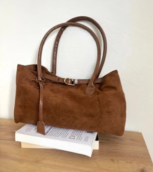 Brun mocka väska  - Ny brun axelväska med stilrena detaljer och matchande bruna handtag. Helt ny