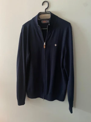 Morris full zip - Säljer en Morris full zip i 100% merinoull. Nypris runt 1500 mitt pris 599. Endast en liten defekt vid bröstet men syns inte alls mycket (se bild). Storlek M. Han på bilden är 187. 
