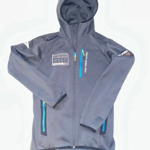 Mörk grå zip hoddie från Swedemount Nautic XPRN - Grå zip hoddie från Swedemount som är vådligt bekväm och gjord av ett material som är av hög kvalitet. Tröjan är nästan som ny då den var lite för liten för mig!, nypris är 1000 kr. 