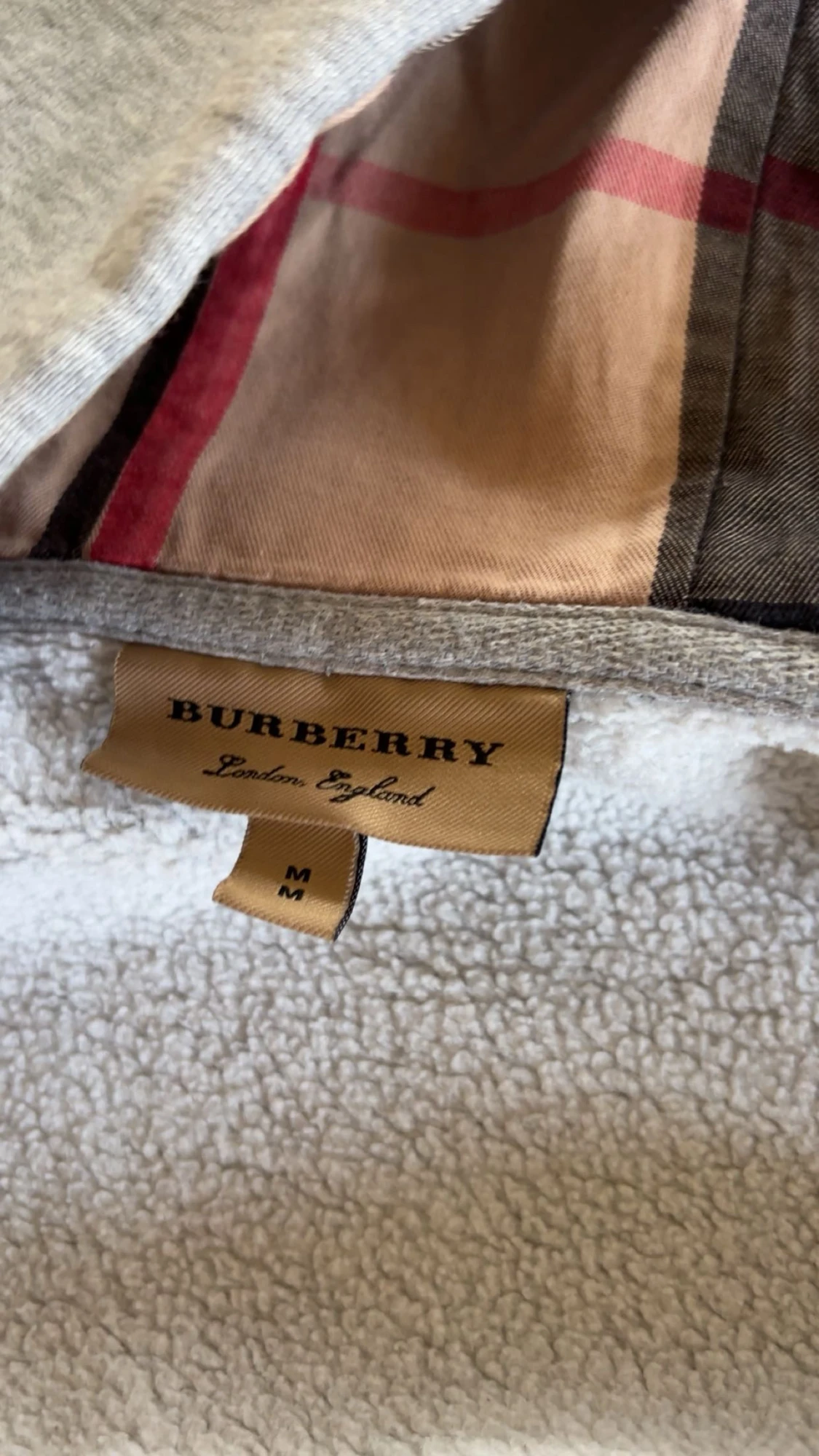 Grå hoodie från Burberry med rutig foder - 3