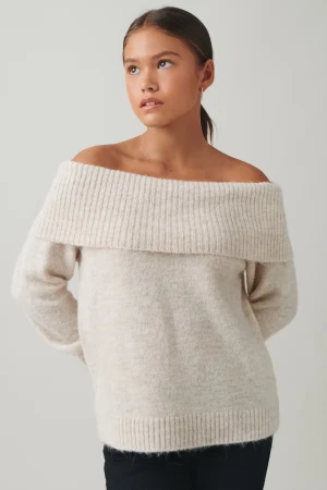Offshoulder stickad tröja i beige - Superfin offshoulder stickad tröja i ljusbeige med bred ribbad kant runt axlarna. Mjuk och fluffig känsla, perfekt för att ge en nice och snygg vibe. Skriv för mer bilder!💗 nypris 250kr