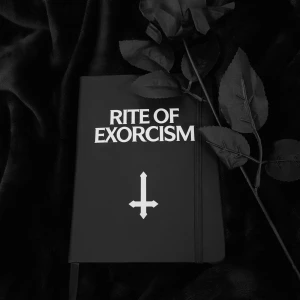 Killstar Journal 🥀 - ’Rite Of Exorcism’ journal från Killstar! 🖤📖Linjerade A5 ark och inbyggt bokmärke. Endast stått framme som dekor så är i nyskick - har varken skrivit eller ritat i den ✨Köp nu 💌
