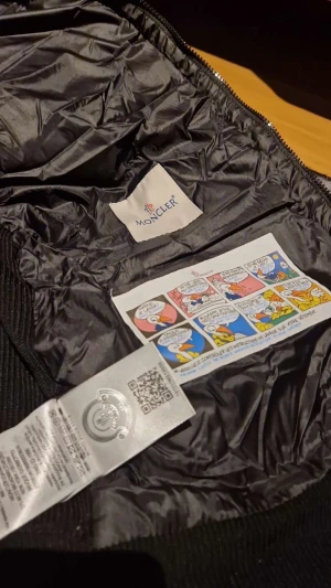 Svart cardigan jacka från Monclear - Sprillans ny monclear cardigan jacka med prislapp. Anledningen till att jag säljer den är att den är lite för stor på mig eftersom jag bär på storlek S och jackan är storlek M